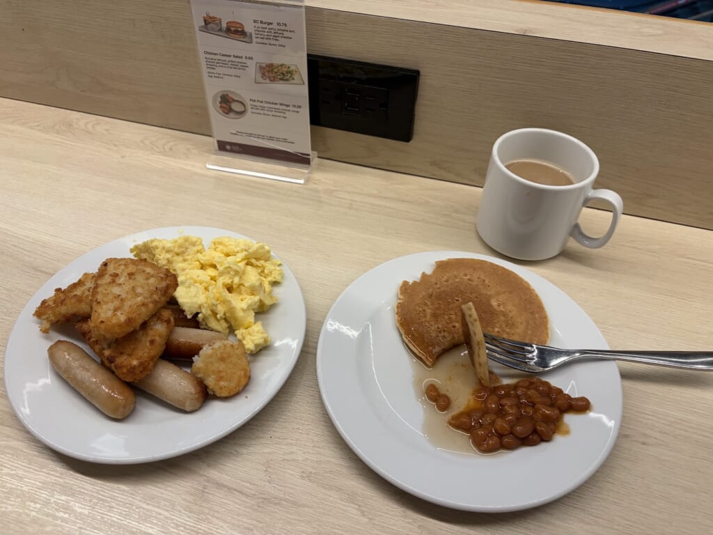 バンクーバー空港のラウンジの朝ごはん