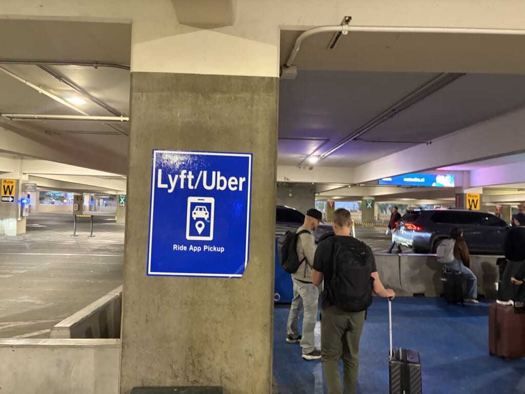 ラスベガスの空港の Uber の乗り場の案内