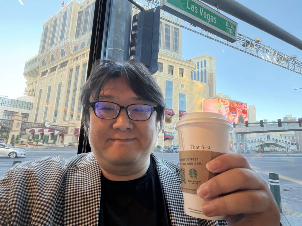 ラスベガス・ストリップ沿いのスターバックスで朝のコーヒー